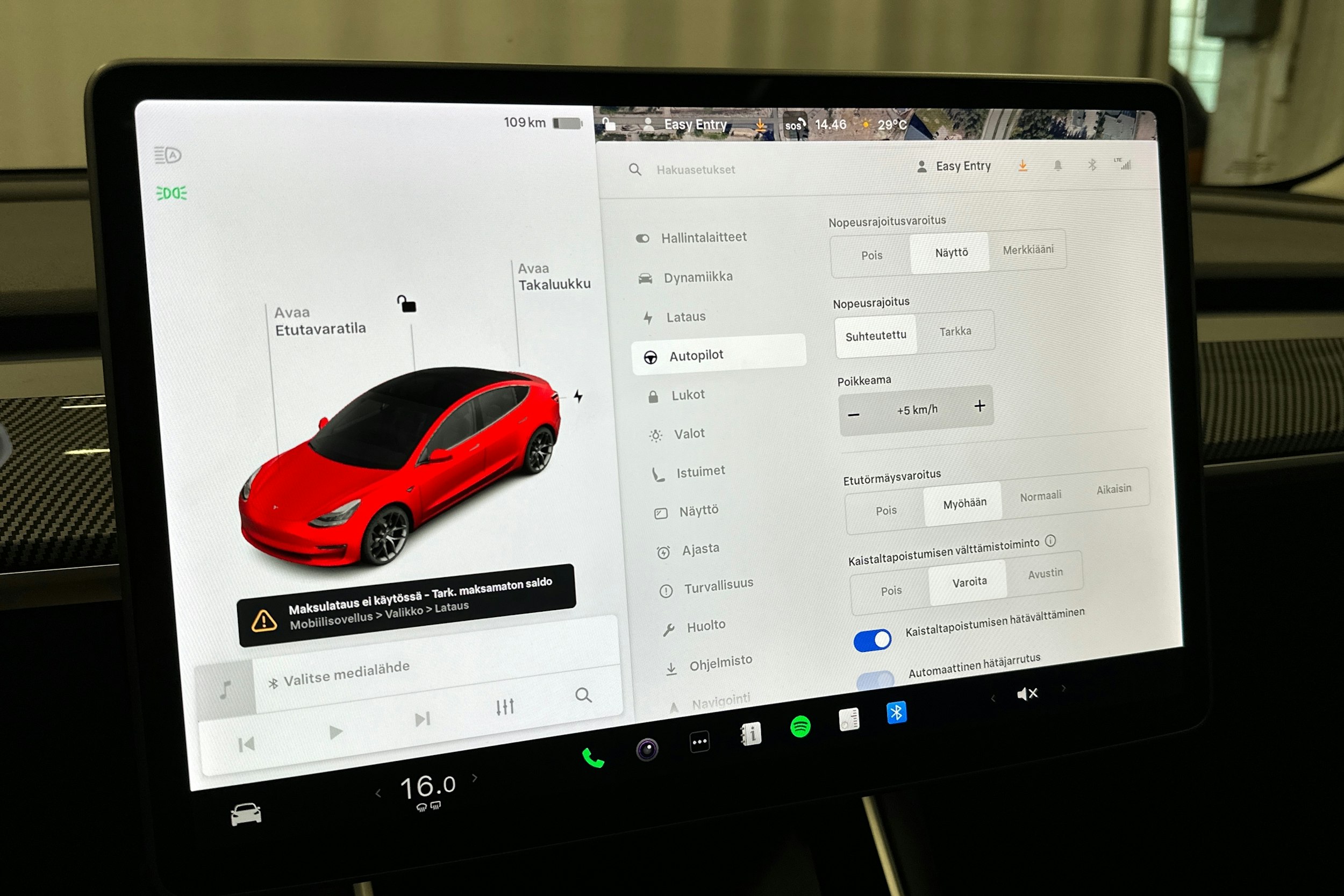 punainen Tesla Model 3 2020 kuva 14.