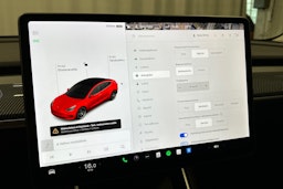 punainen Tesla Model 3 2020 kuva 14.