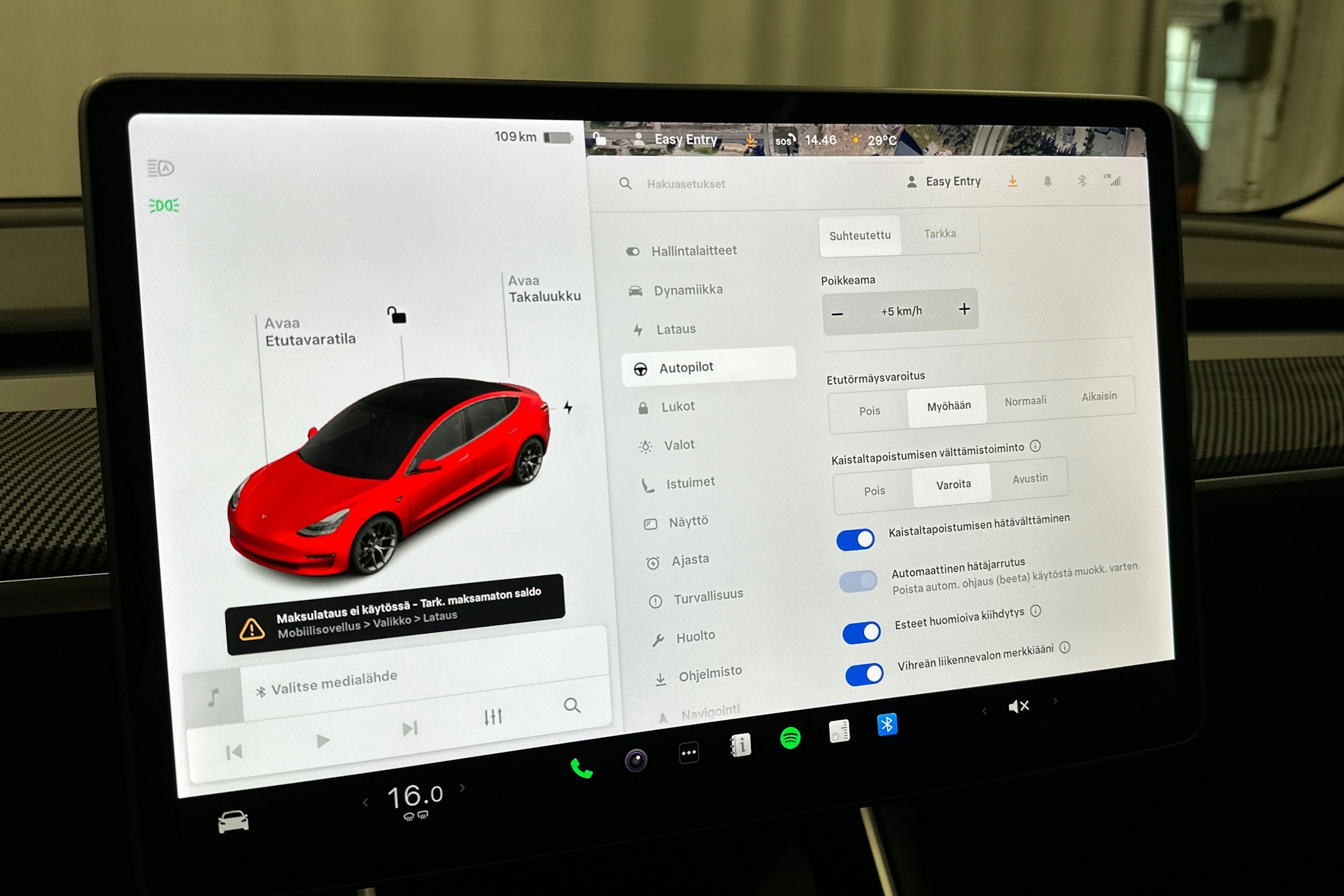 punainen Tesla Model 3 2020 kuva 15.