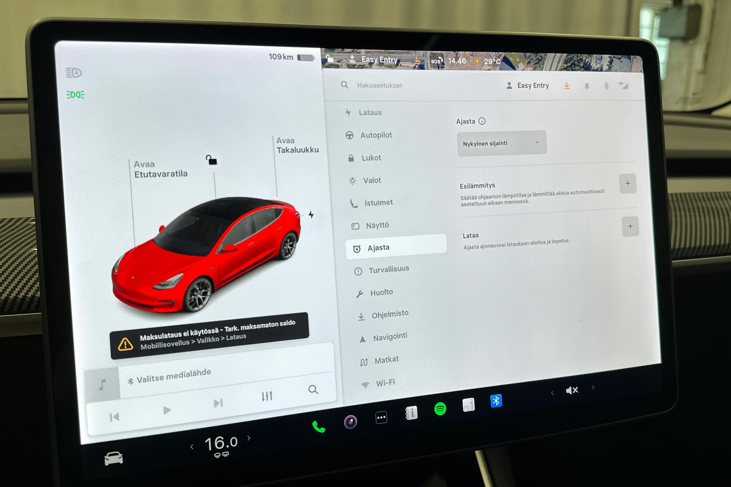 punainen Tesla Model 3 2020 kuva 16.