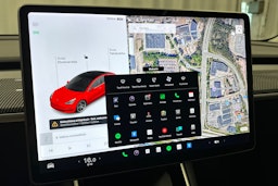 punainen Tesla Model 3 2020 kuva 17.