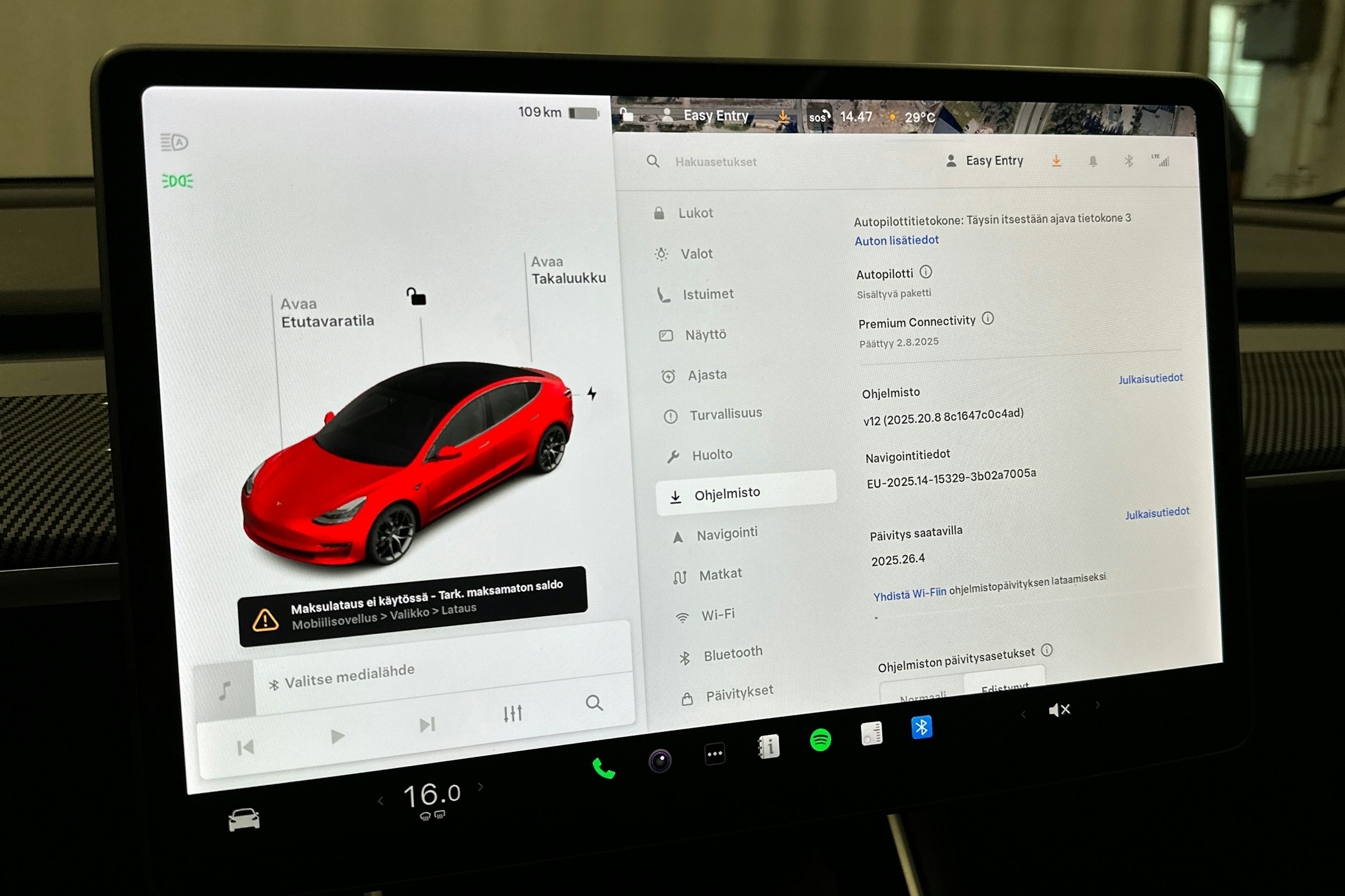 punainen Tesla Model 3 2020 kuva 18.