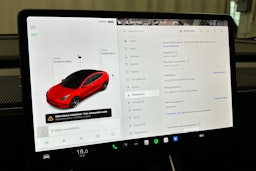 punainen Tesla Model 3 2020 kuva 18.