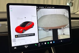 punainen Tesla Model 3 2020 kuva 19.