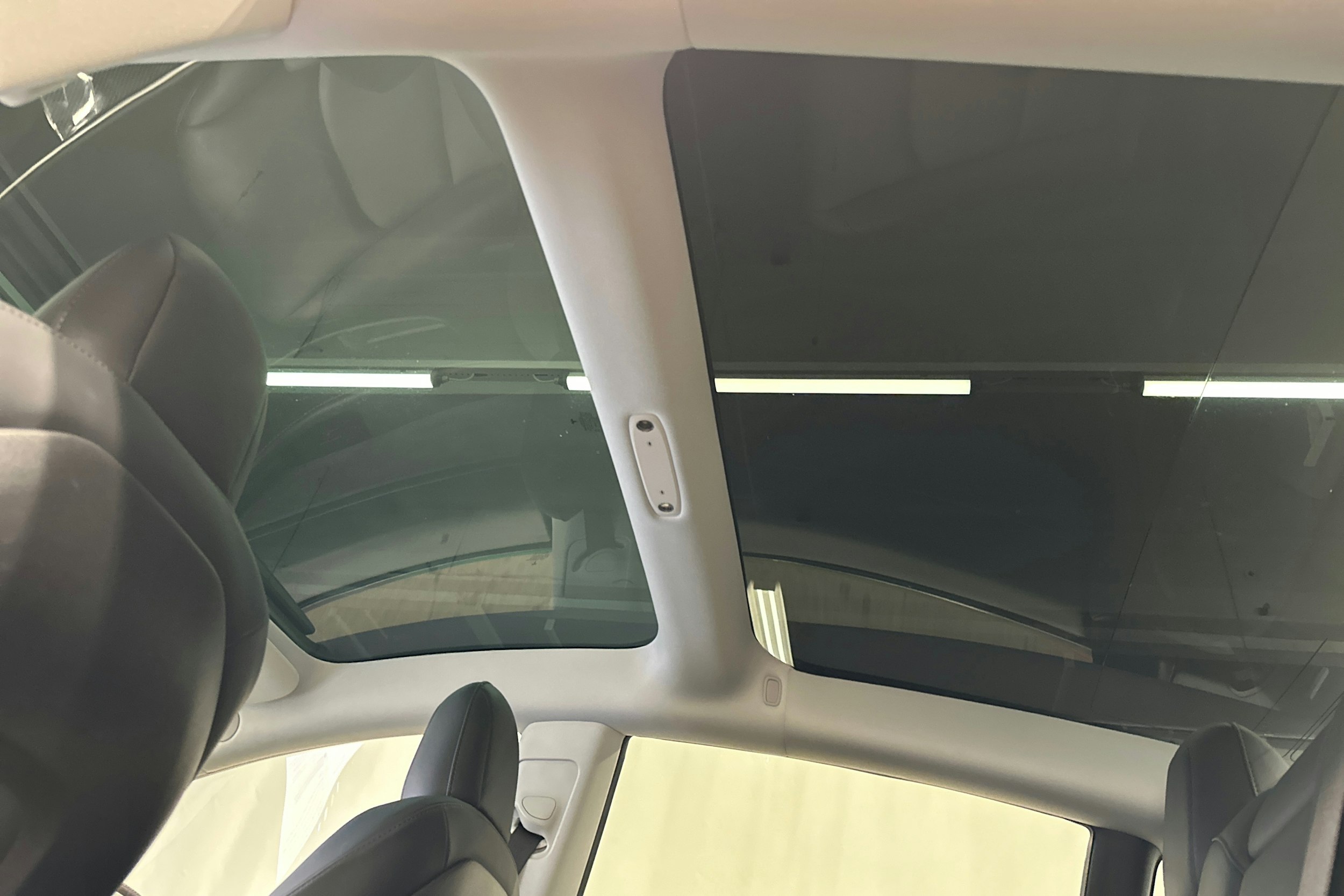 punainen Tesla Model 3 2020 kuva 21.
