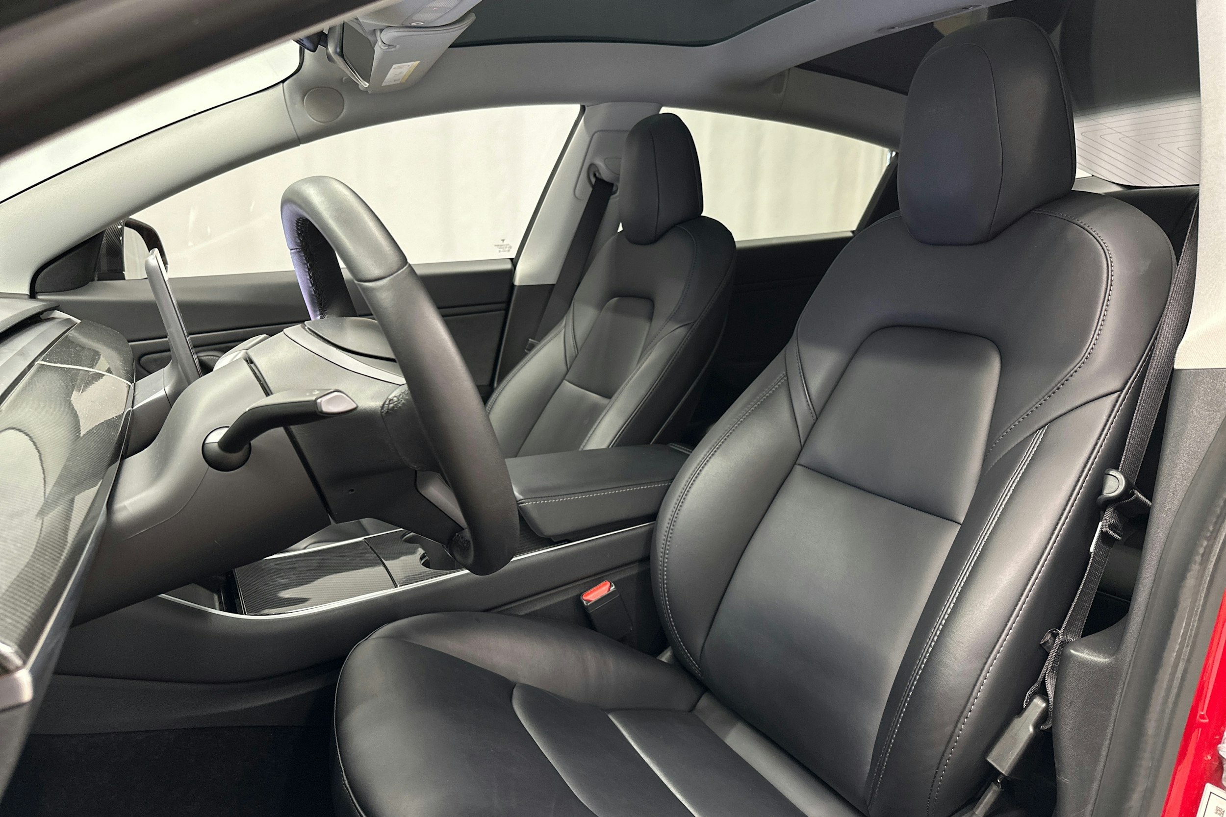punainen Tesla Model 3 2020 kuva 22.