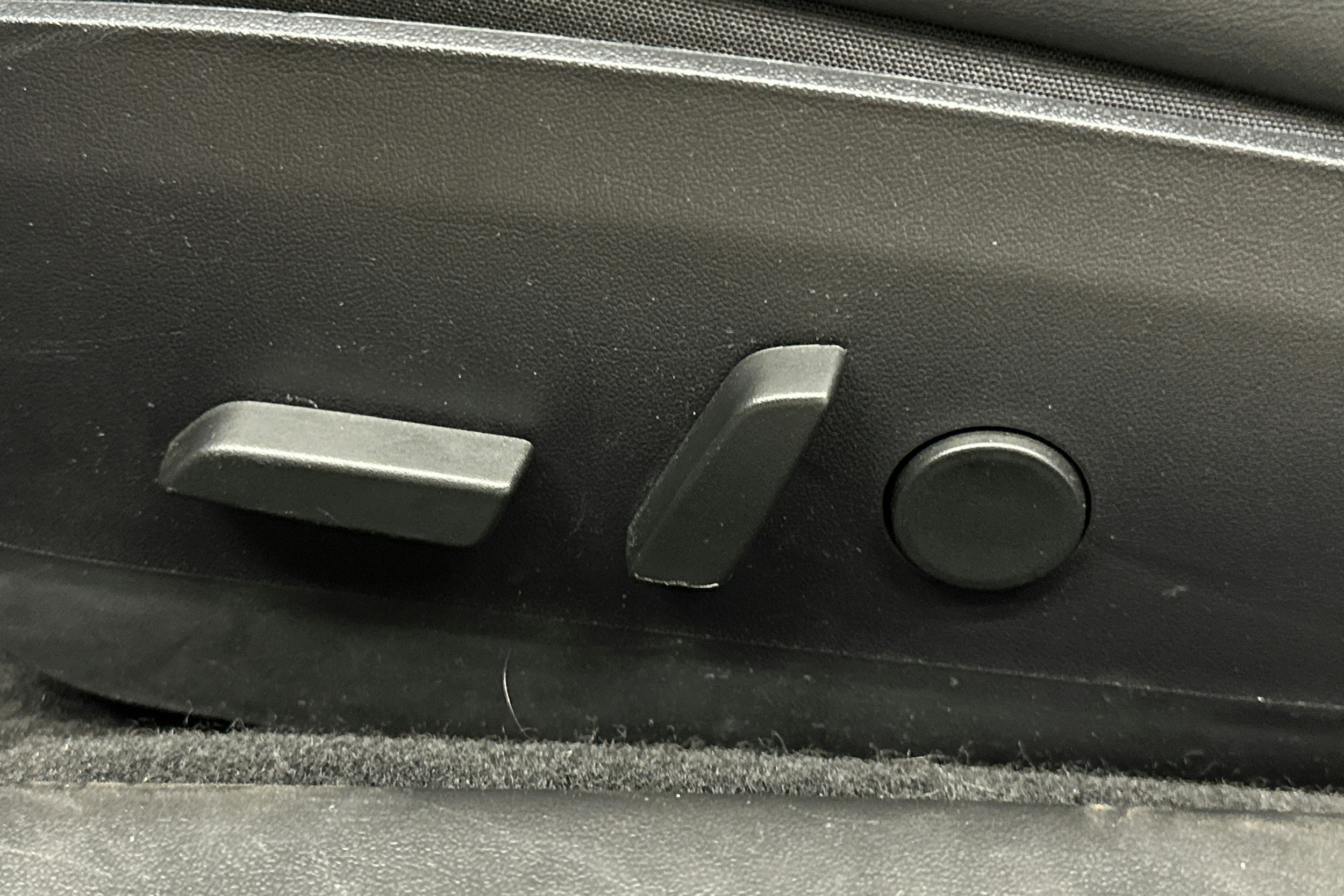 punainen Tesla Model 3 2020 kuva 23.
