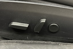 punainen Tesla Model 3 2020 kuva 23.