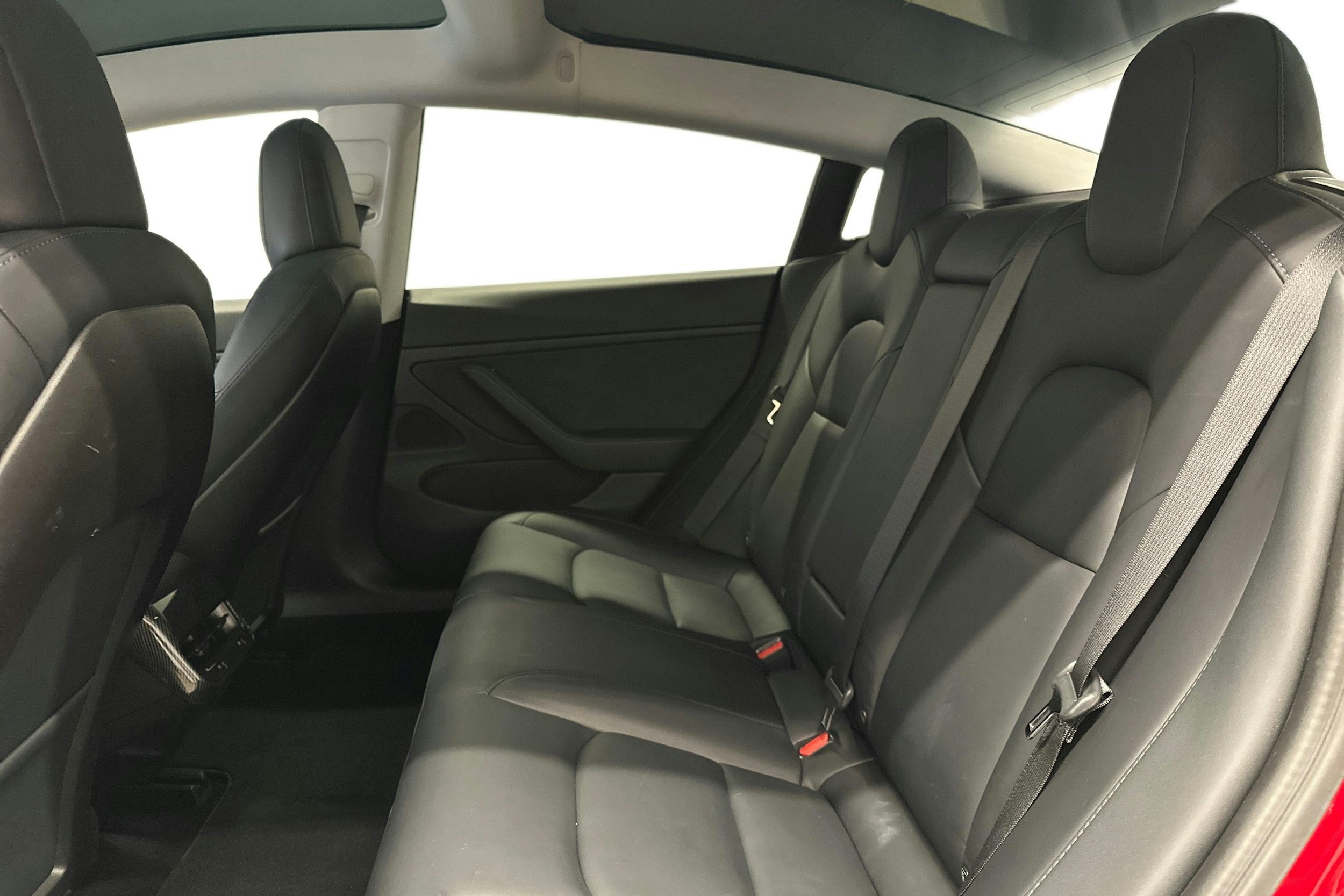 punainen Tesla Model 3 2020 kuva 24.