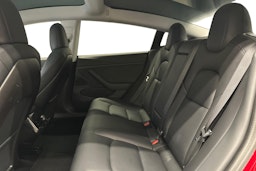 punainen Tesla Model 3 2020 kuva 24.