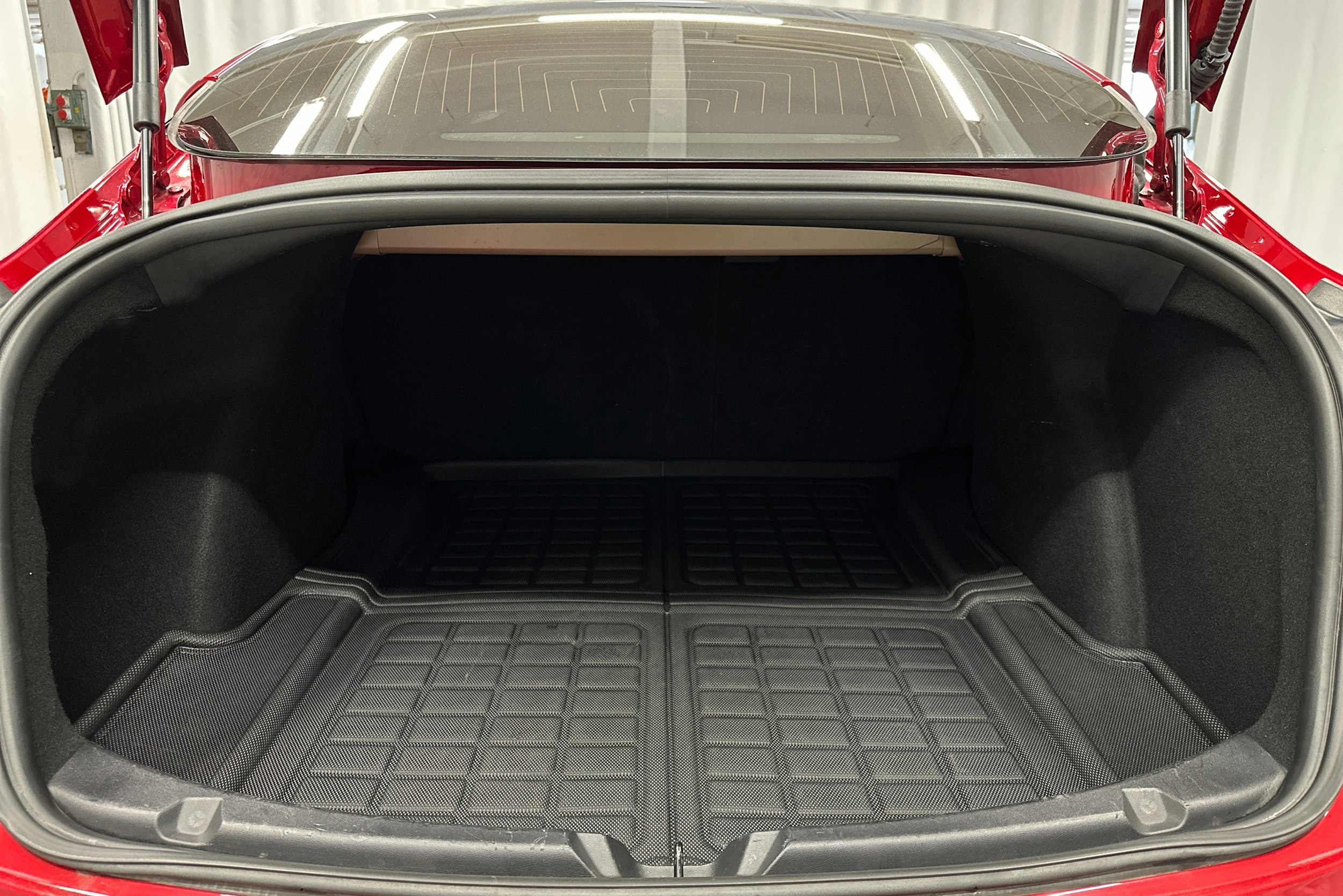 punainen Tesla Model 3 2020 kuva 25.