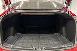 punainen Tesla Model 3 2020 kuva 25.