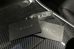 punainen Tesla Model 3 2020 kuva 26.
