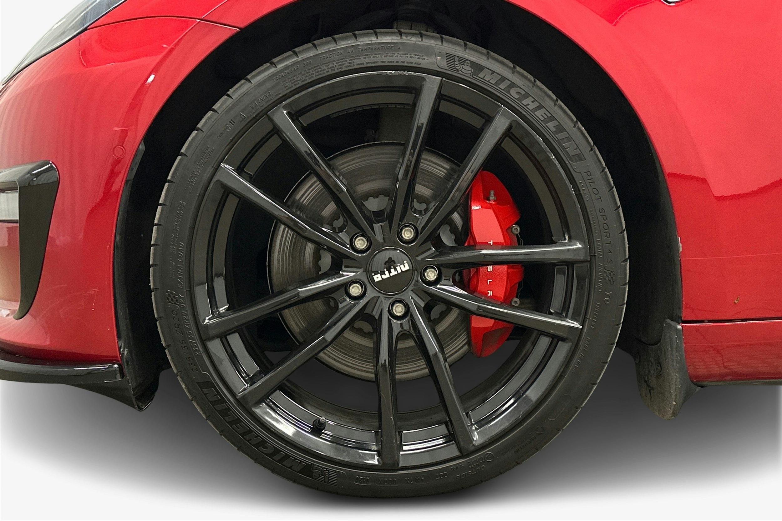 punainen Tesla Model 3 2020 kuva 27.