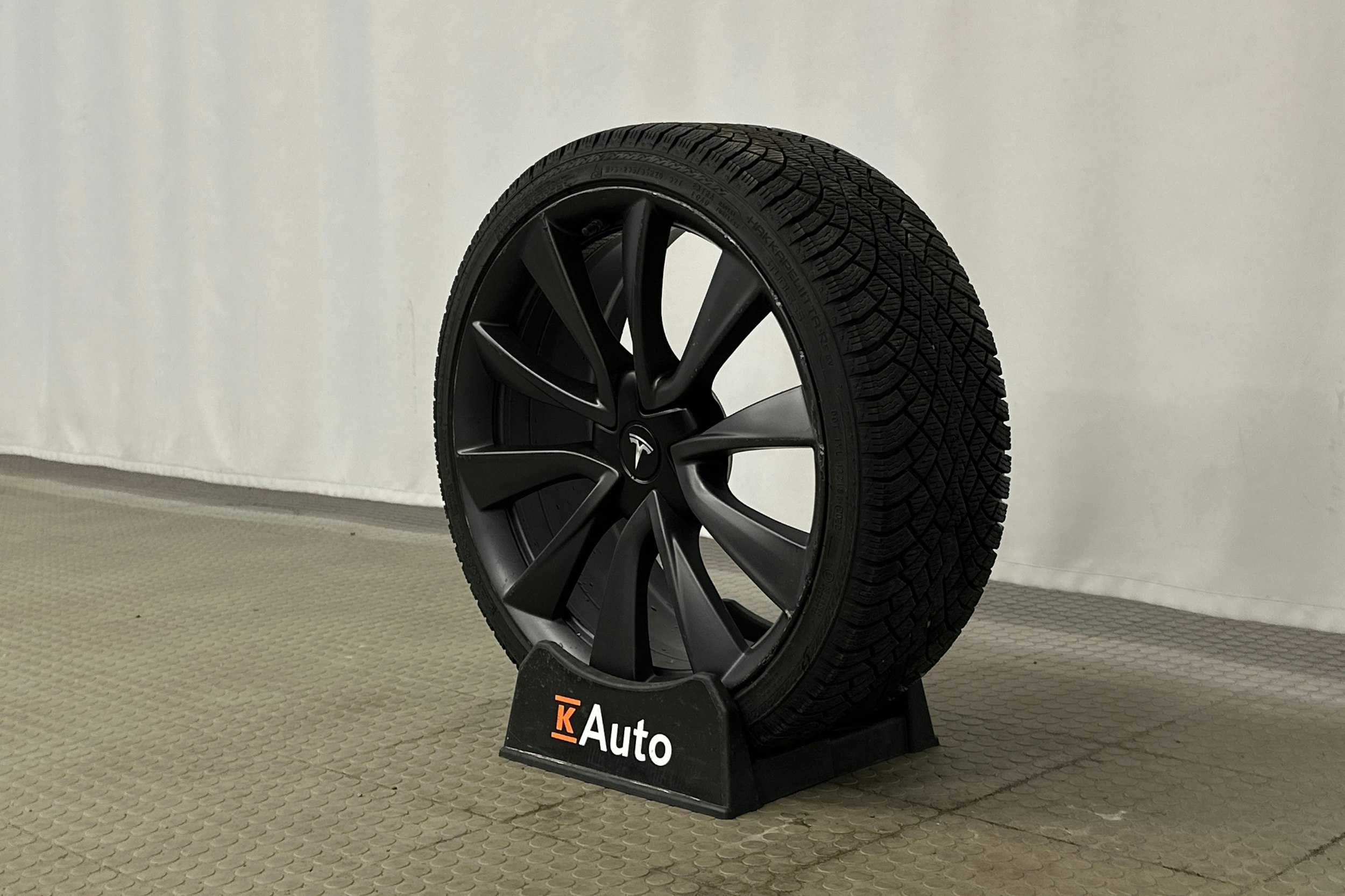 punainen Tesla Model 3 2020 kuva 29.