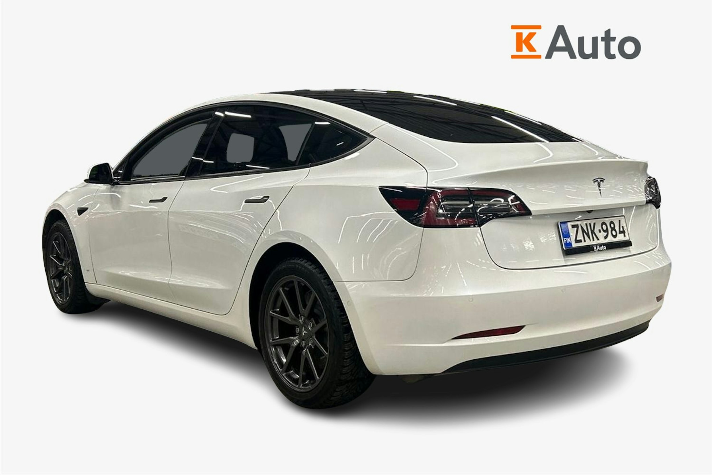 Valkoinen Tesla Model 3 2020 kuva 2.