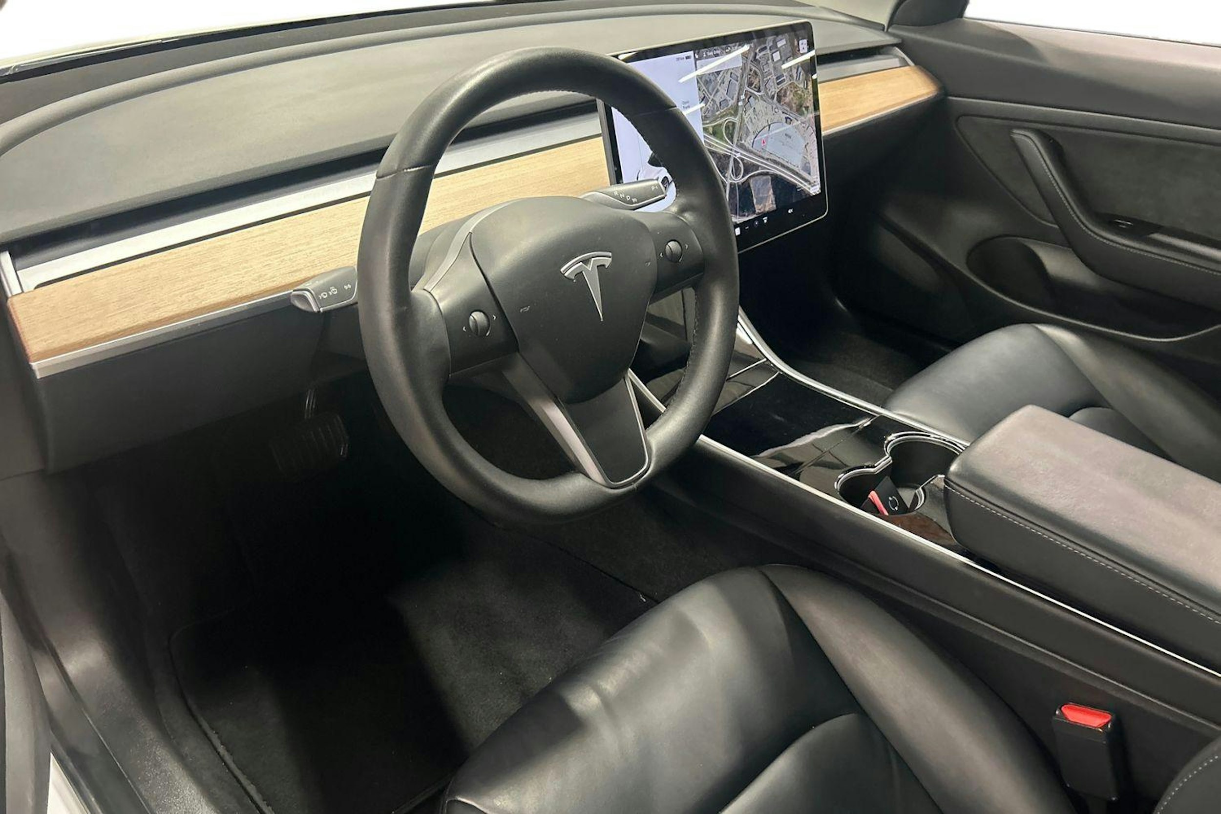 Valkoinen Tesla Model 3 2020 kuva 3.