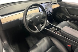 Valkoinen Tesla Model 3 2020 kuva 3.