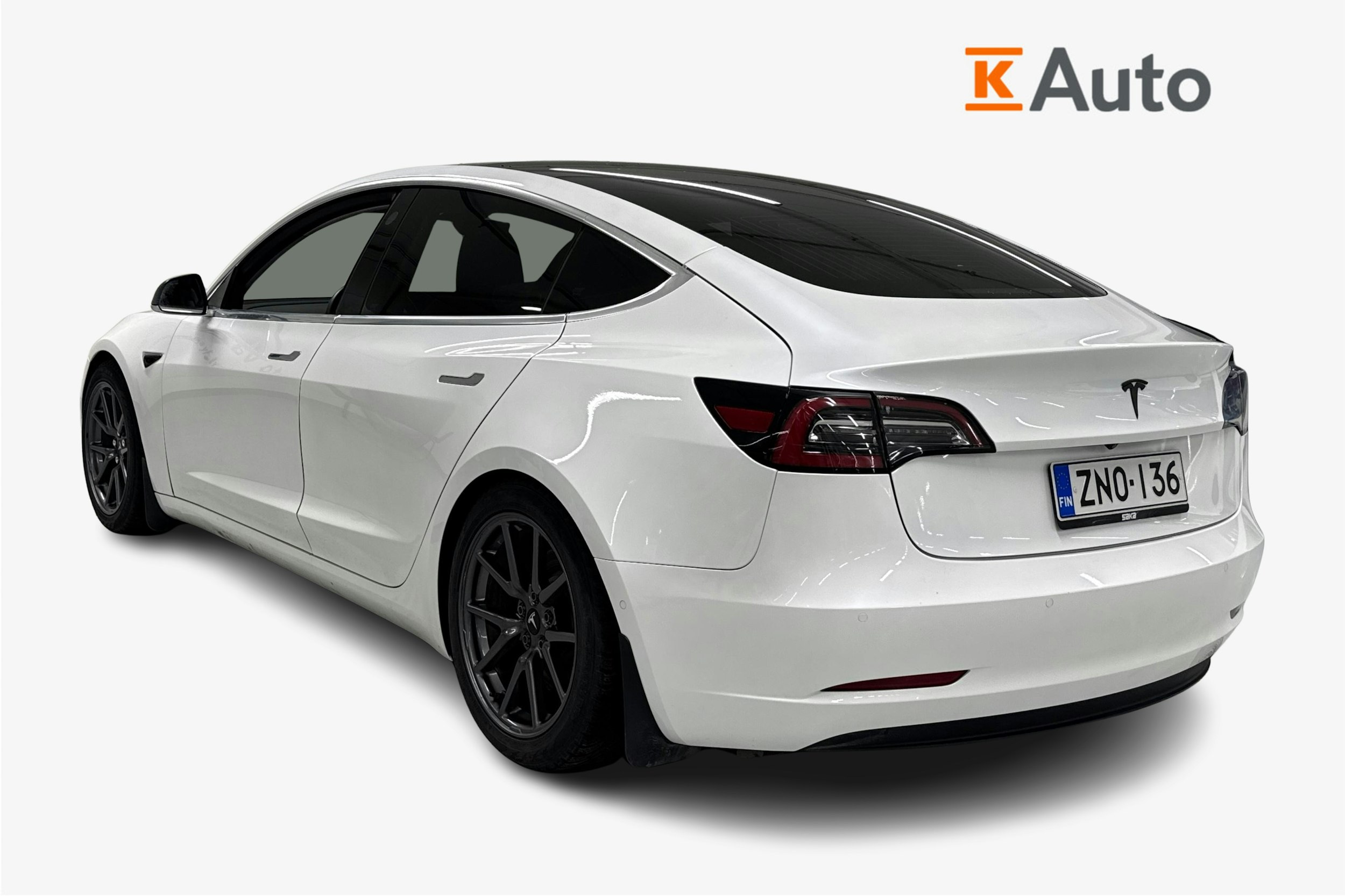 Valkoinen Tesla Model 3 2020 kuva 2.