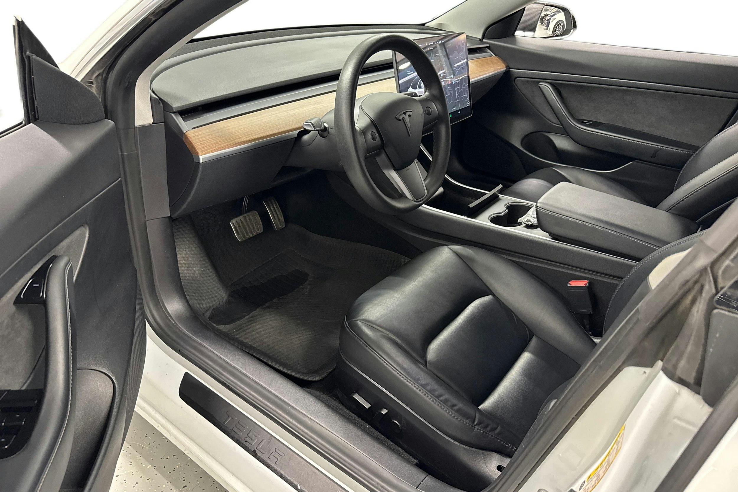 Valkoinen Tesla Model 3 2020 kuva 7.