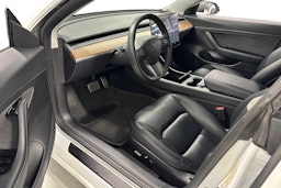 Valkoinen Tesla Model 3 2020 kuva 7.