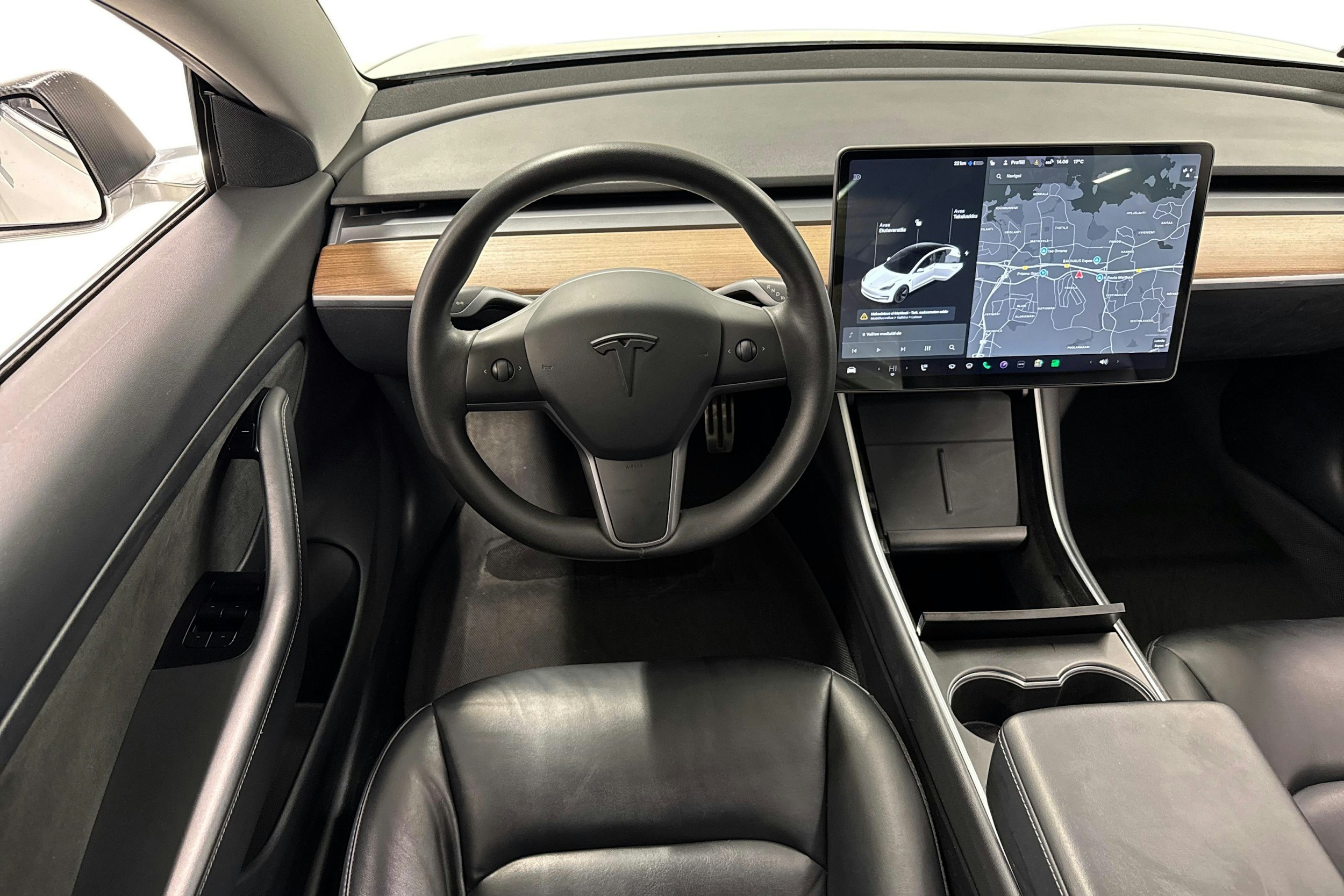 Valkoinen Tesla Model 3 2020 kuva 9.