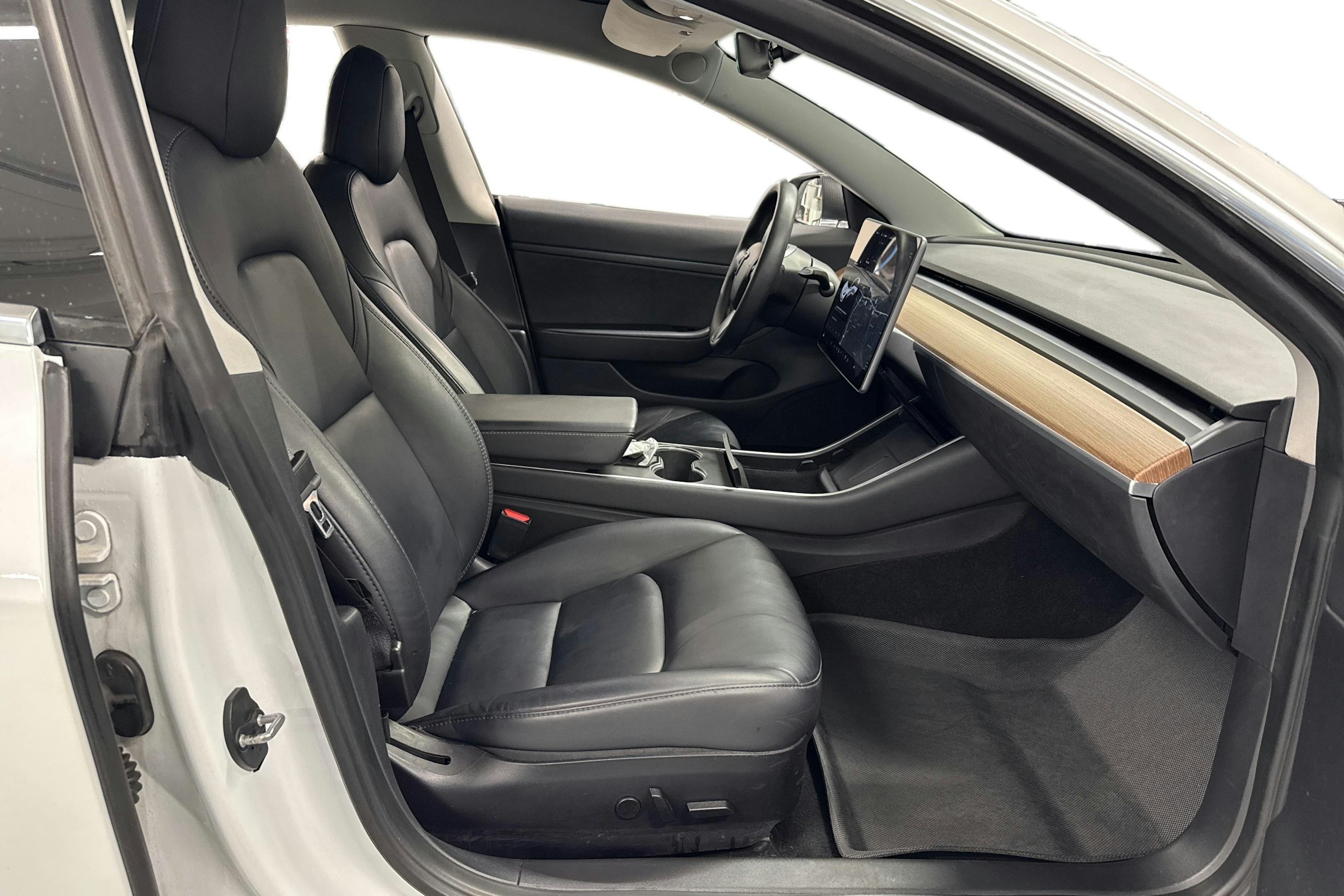 Valkoinen Tesla Model 3 2020 kuva 10.