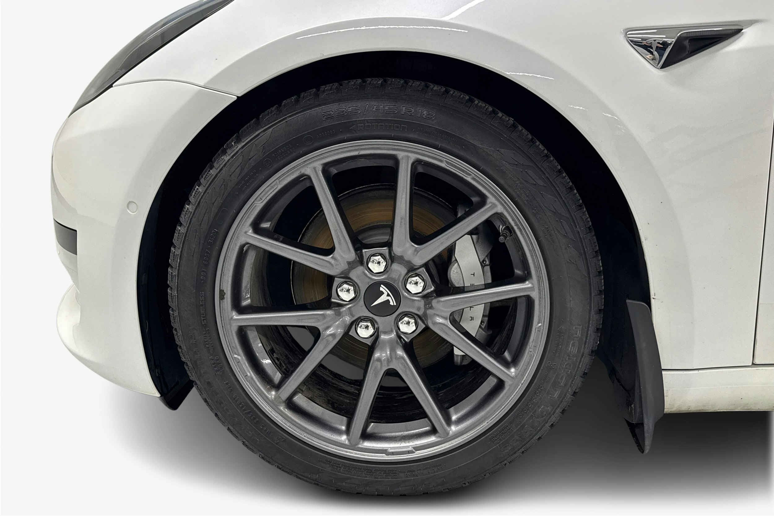 Valkoinen Tesla Model 3 2020 kuva 11.