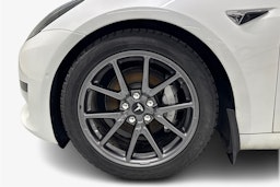 Valkoinen Tesla Model 3 2020 kuva 11.