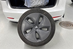 Valkoinen Tesla Model 3 2020 kuva 13.