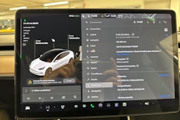 Valkoinen Tesla Model 3 2020 kuva 15.