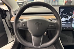Valkoinen Tesla Model 3 2020 kuva 18.