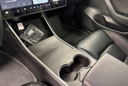 Valkoinen Tesla Model 3 2020 kuva 19.