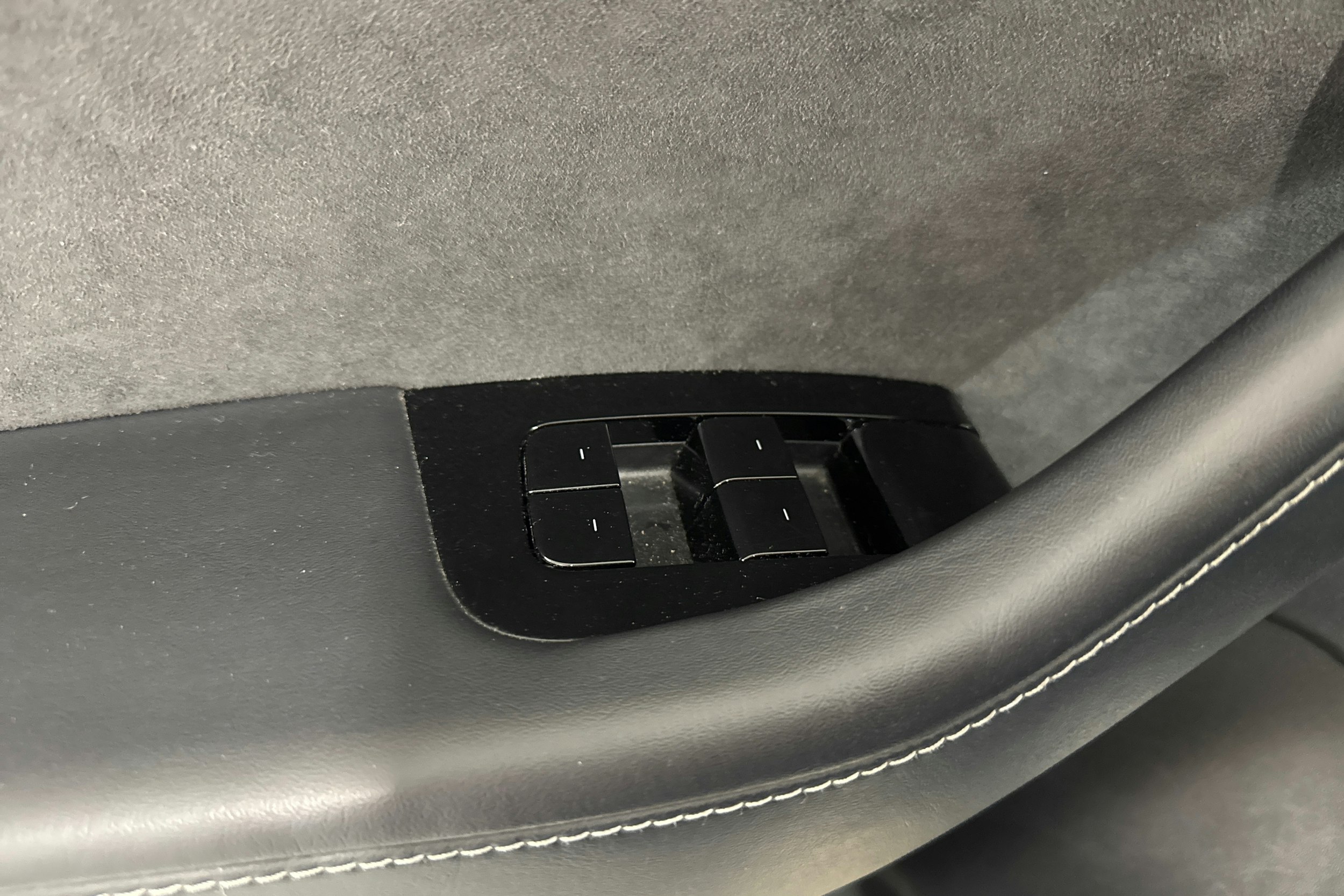 Valkoinen Tesla Model 3 2020 kuva 20.