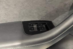 Valkoinen Tesla Model 3 2020 kuva 20.