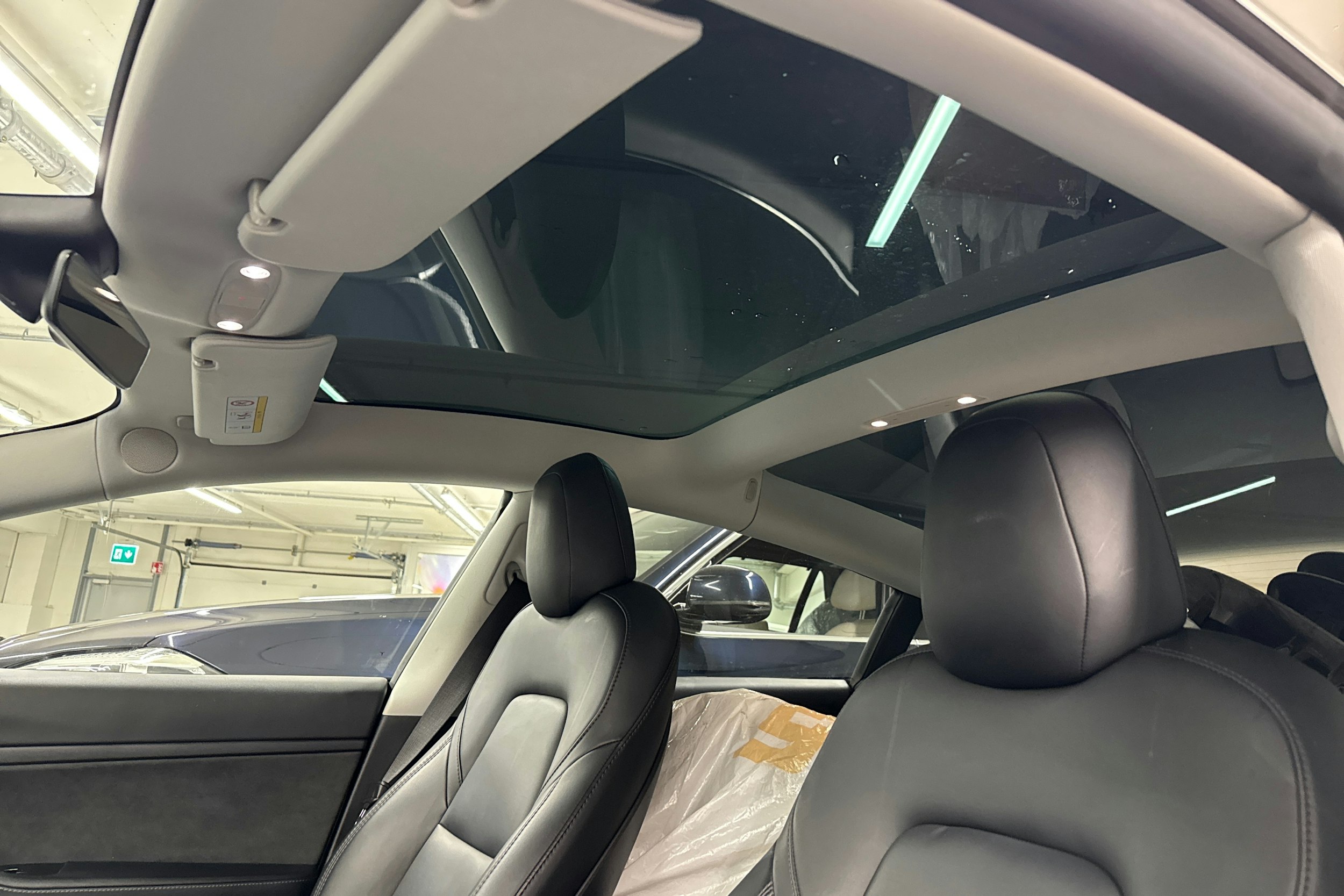 Valkoinen Tesla Model 3 2020 kuva 21.