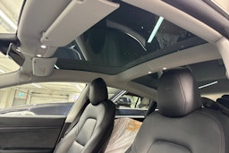 Valkoinen Tesla Model 3 2020 kuva 21.