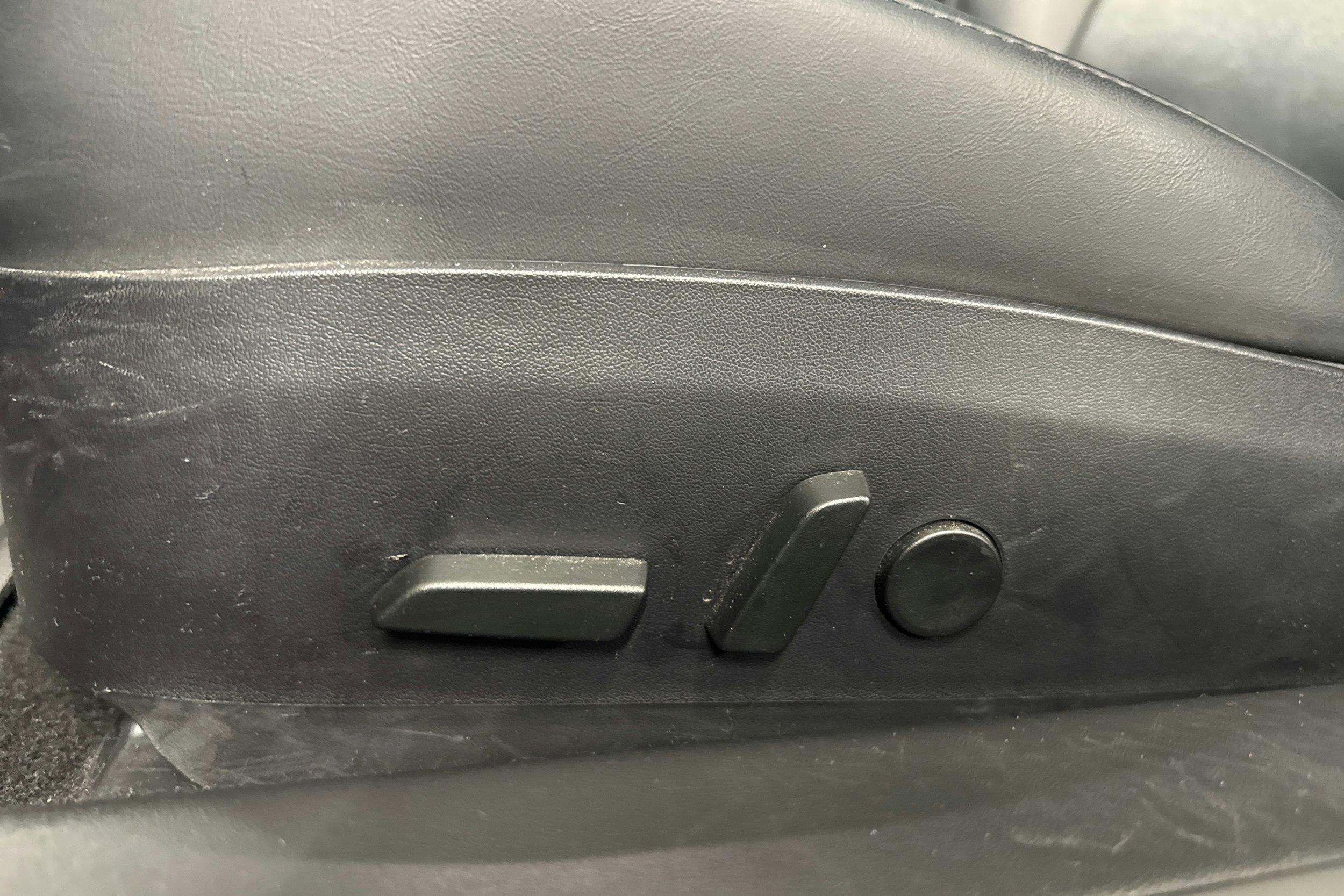 Valkoinen Tesla Model 3 2020 kuva 22.