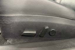 Valkoinen Tesla Model 3 2020 kuva 22.