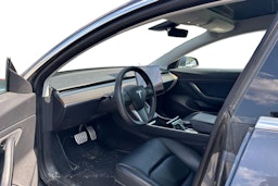 harmaa Tesla Model 3 2020 kuva 3.