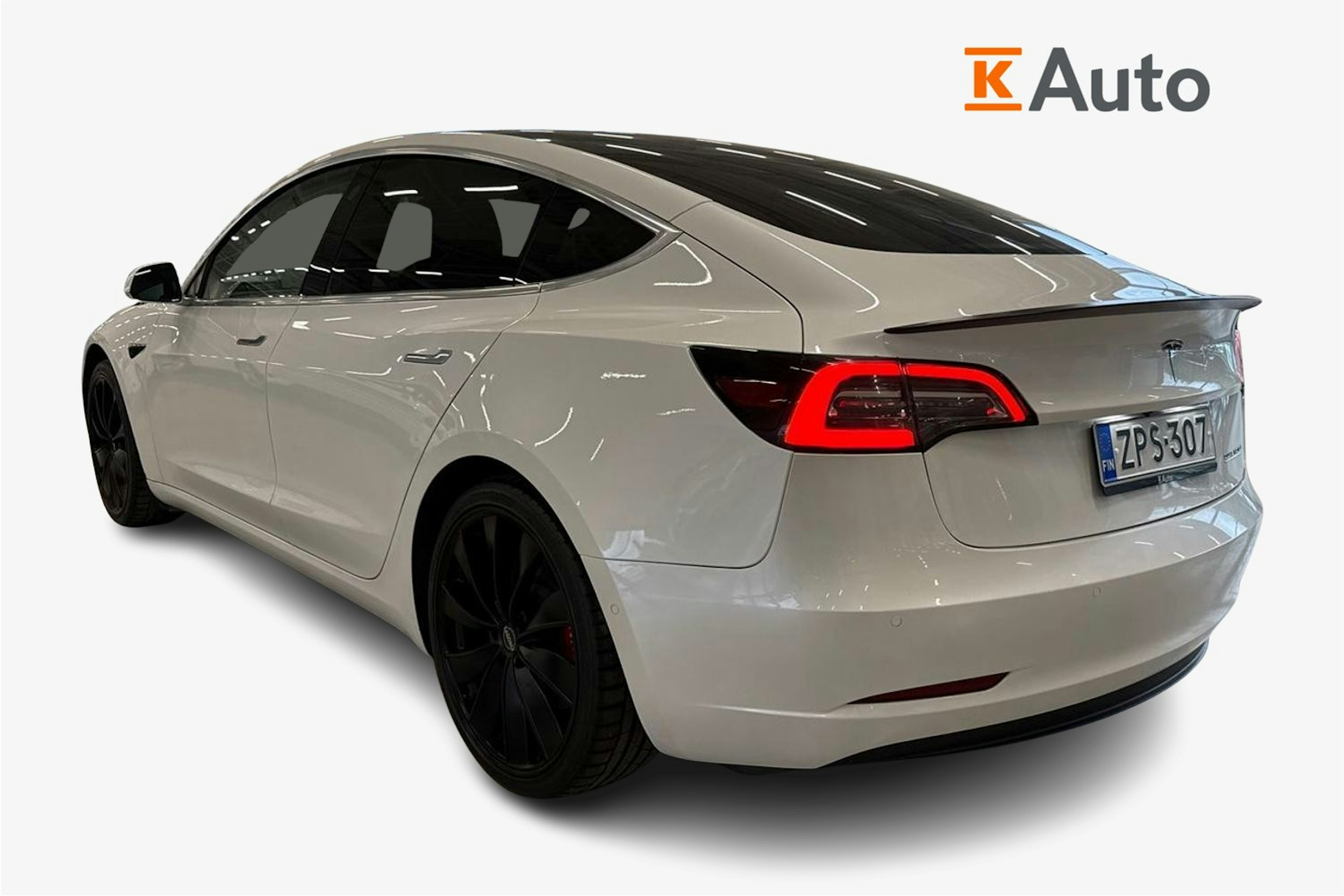 valkoinen Tesla Model 3 2020 kuva 3.