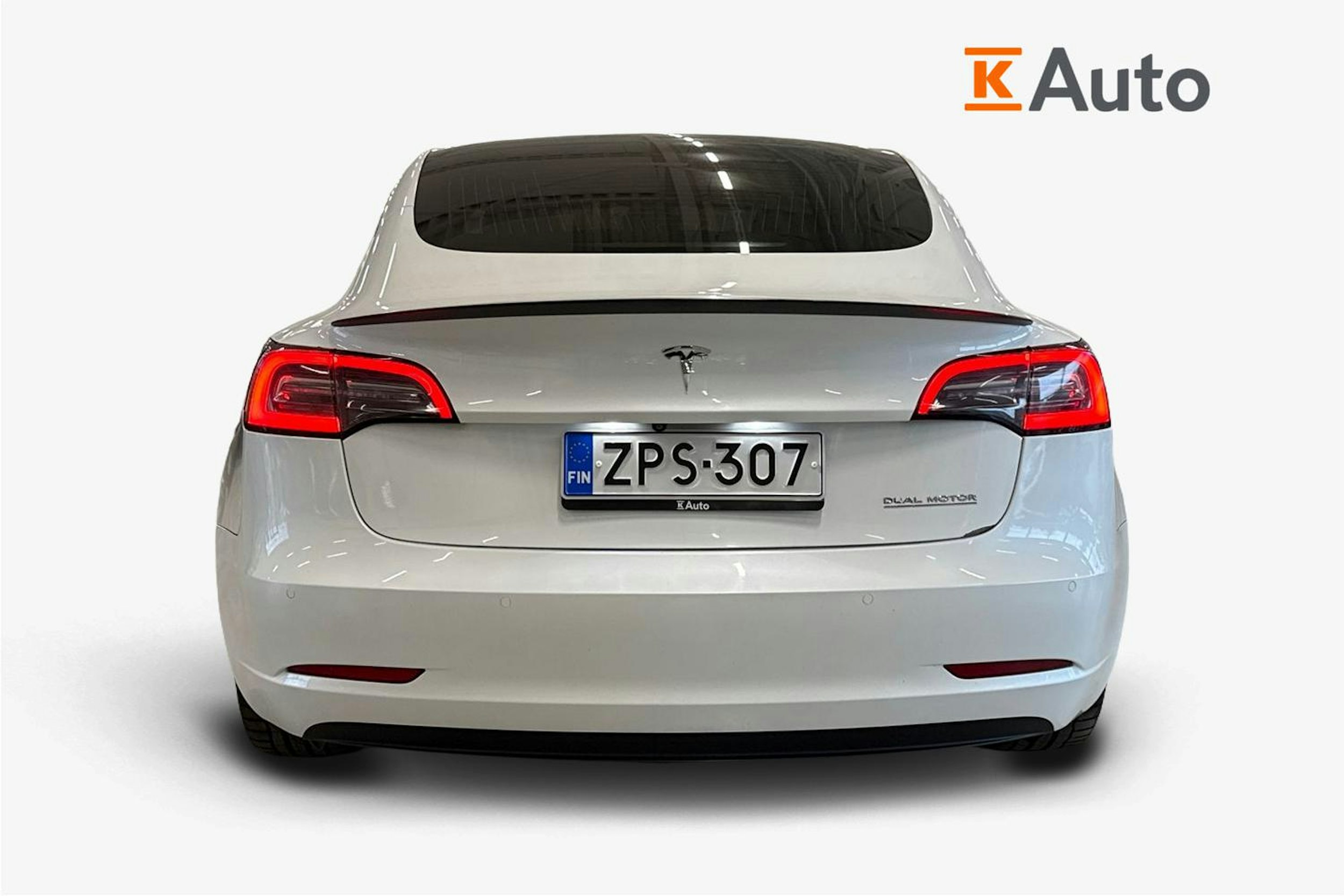 valkoinen Tesla Model 3 2020 kuva 5.