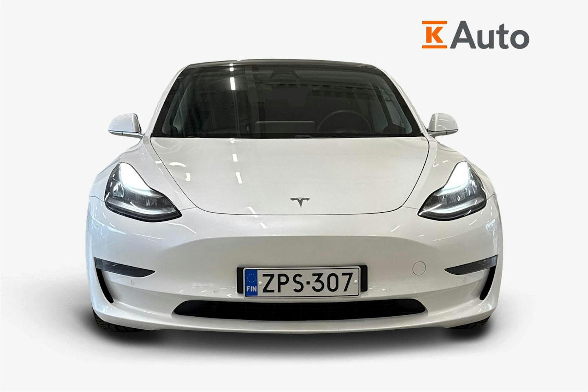 valkoinen Tesla Model 3 2020 kuva 9.