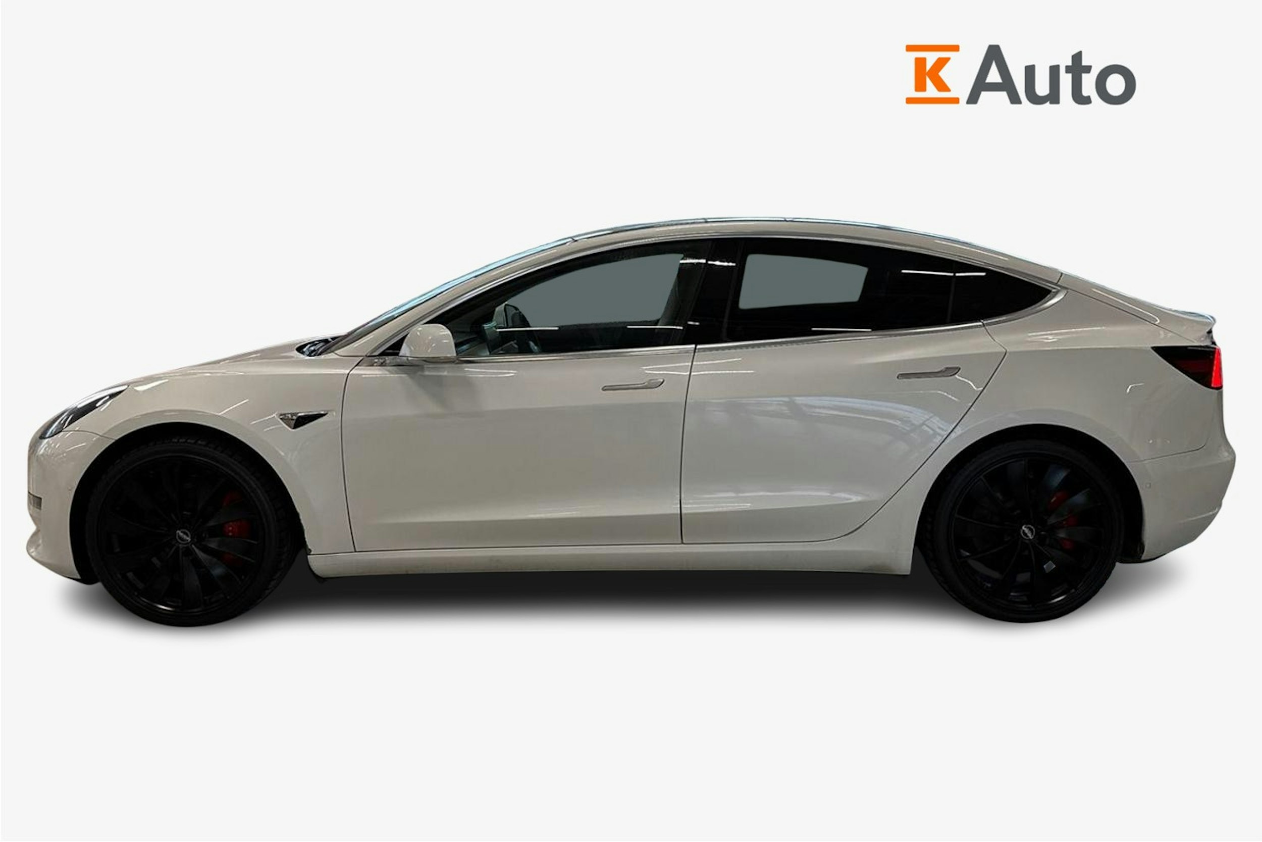 valkoinen Tesla Model 3 2020 kuva 11.
