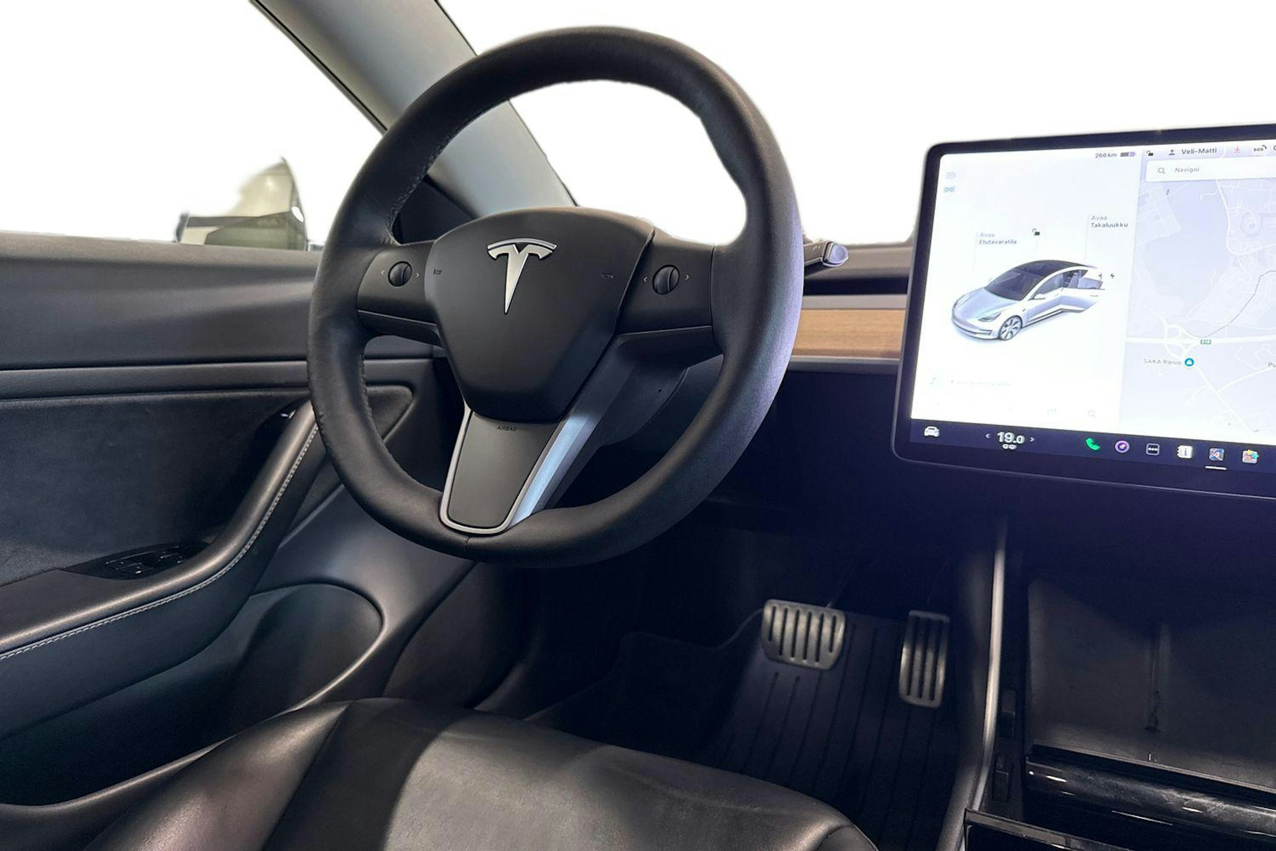 valkoinen Tesla Model 3 2020 kuva 13.