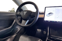 valkoinen Tesla Model 3 2020 kuva 13.