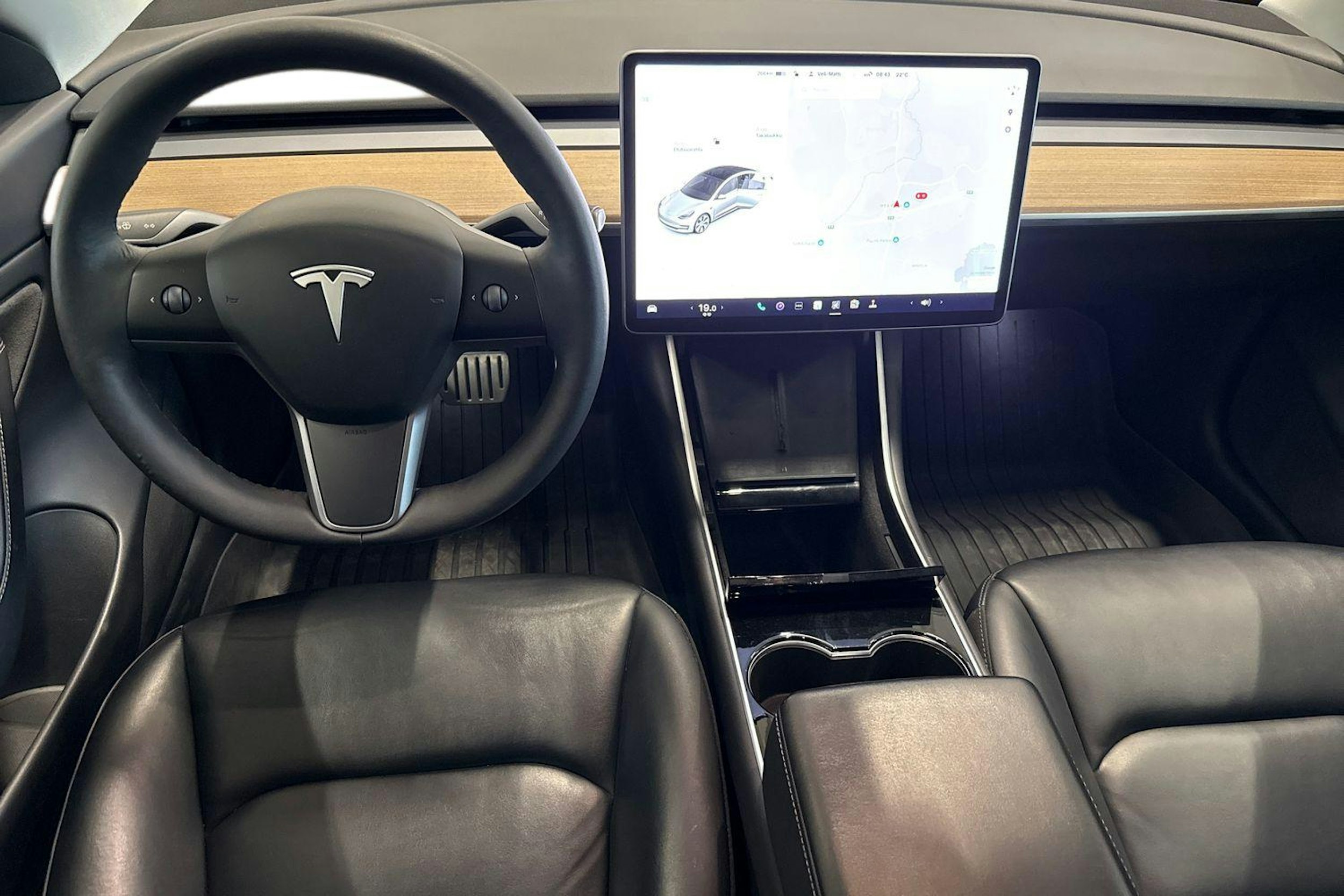 valkoinen Tesla Model 3 2020 kuva 17.