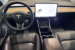 valkoinen Tesla Model 3 2020 kuva 17.