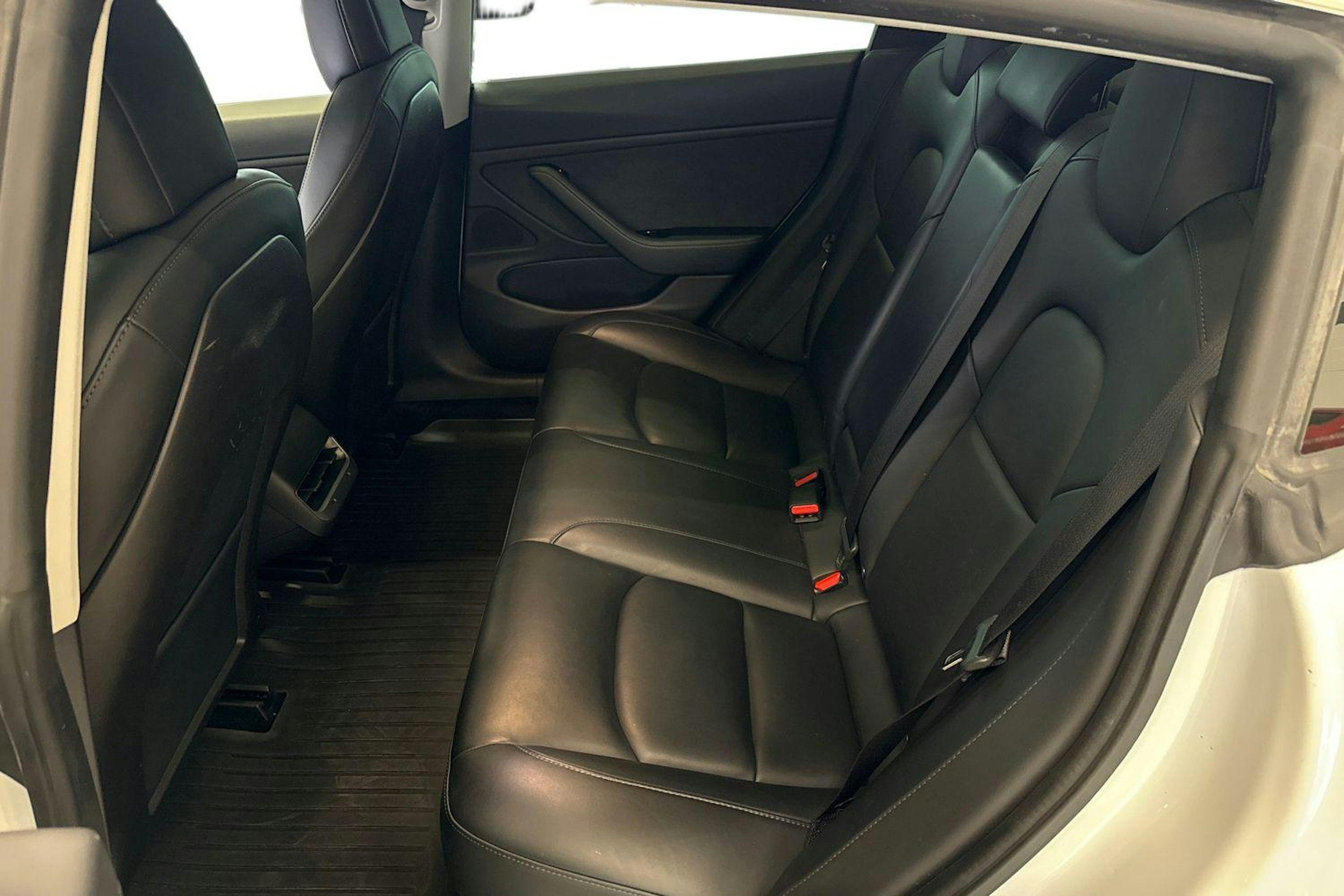 valkoinen Tesla Model 3 2020 kuva 19.