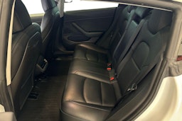 valkoinen Tesla Model 3 2020 kuva 19.